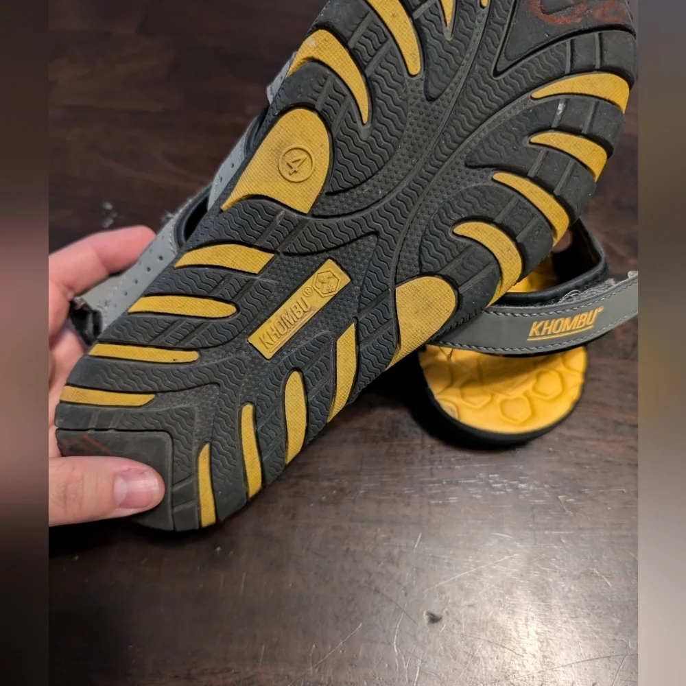 Khombu Boys 4 Sandals, Grey/Yellow, GUC